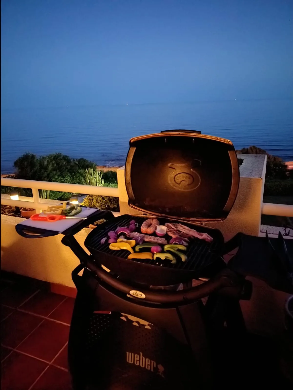 Ambiente nocturno en la terraza