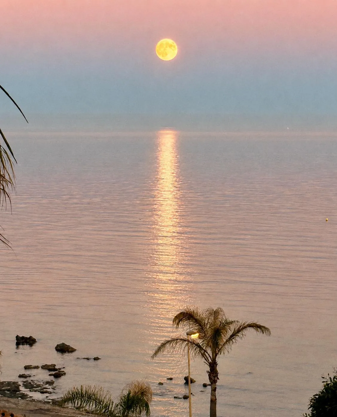 Luna sobre el mar